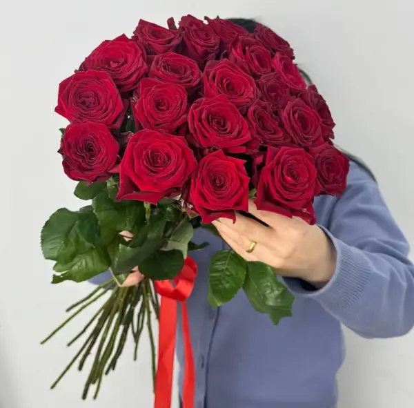 Букет из 21 красной розы под ленту